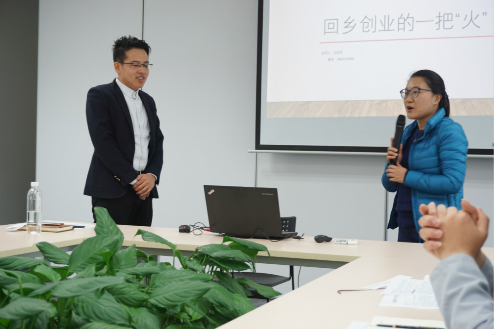 右为主持人郁鑫老师_meitu_1.jpg