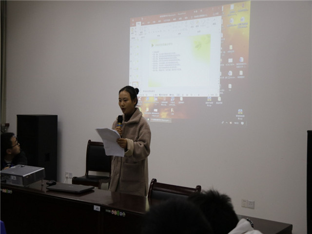 1542626429438089671.jpg 主持人.jpg