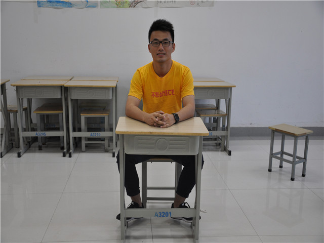 张佳采访单人照 - 副本.jpg