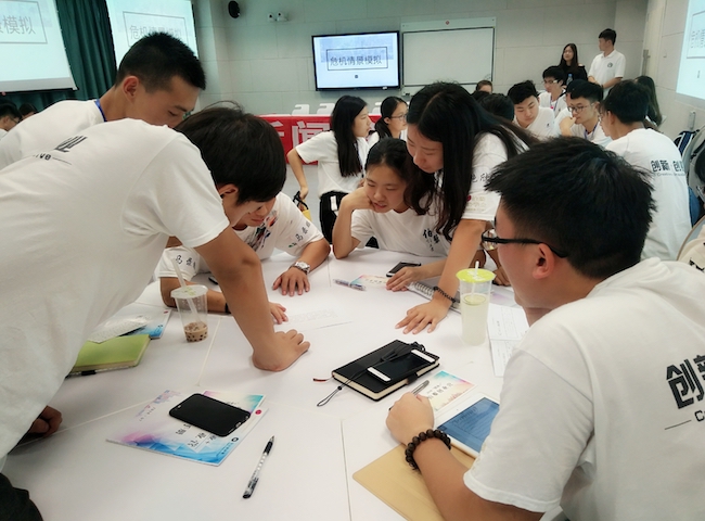 1533892634869087911.jpg 团队协作讨论.jpg