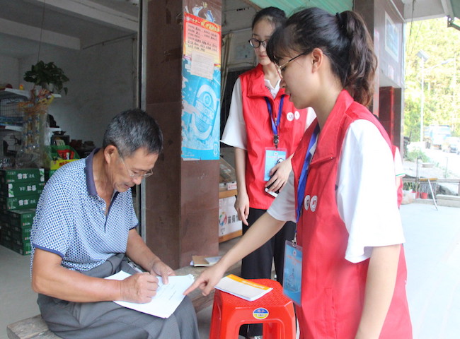 1532359720905018288.jpg 村民写字.jpg