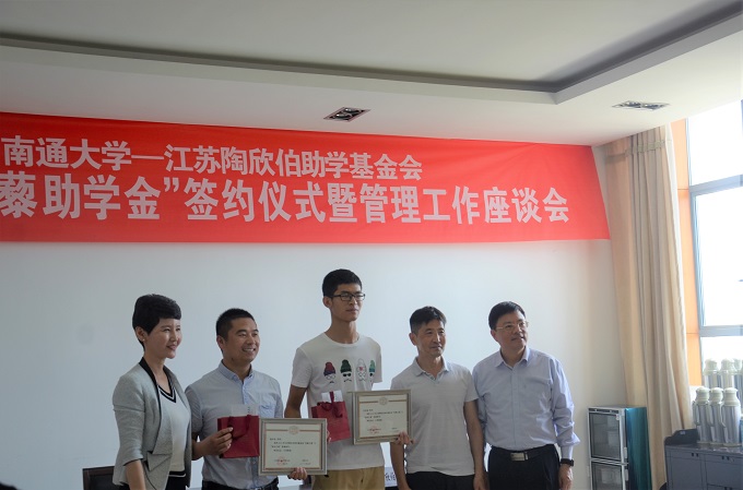 1529151767909051017.jpg 签约仪式9伯藜之星获得者合影留恋.jpg