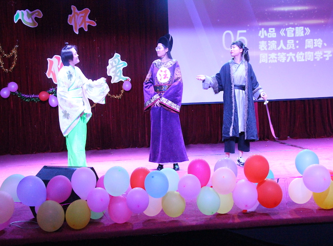 1527254548312045690.jpg 官服.jpg