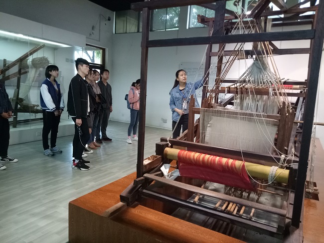 1525791146351010695.jpg 参观纺织博物馆4.jpg