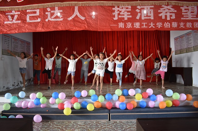 1502280286258099338.jpg 图五:汇报演出.jpg