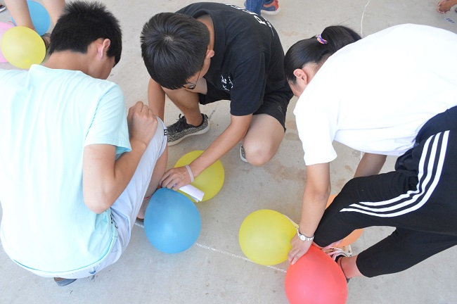 为踩气球做准备.jpg