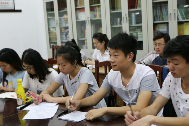 1496751598070080771.jpg 格式工厂学生骨干座谈会2.jpg