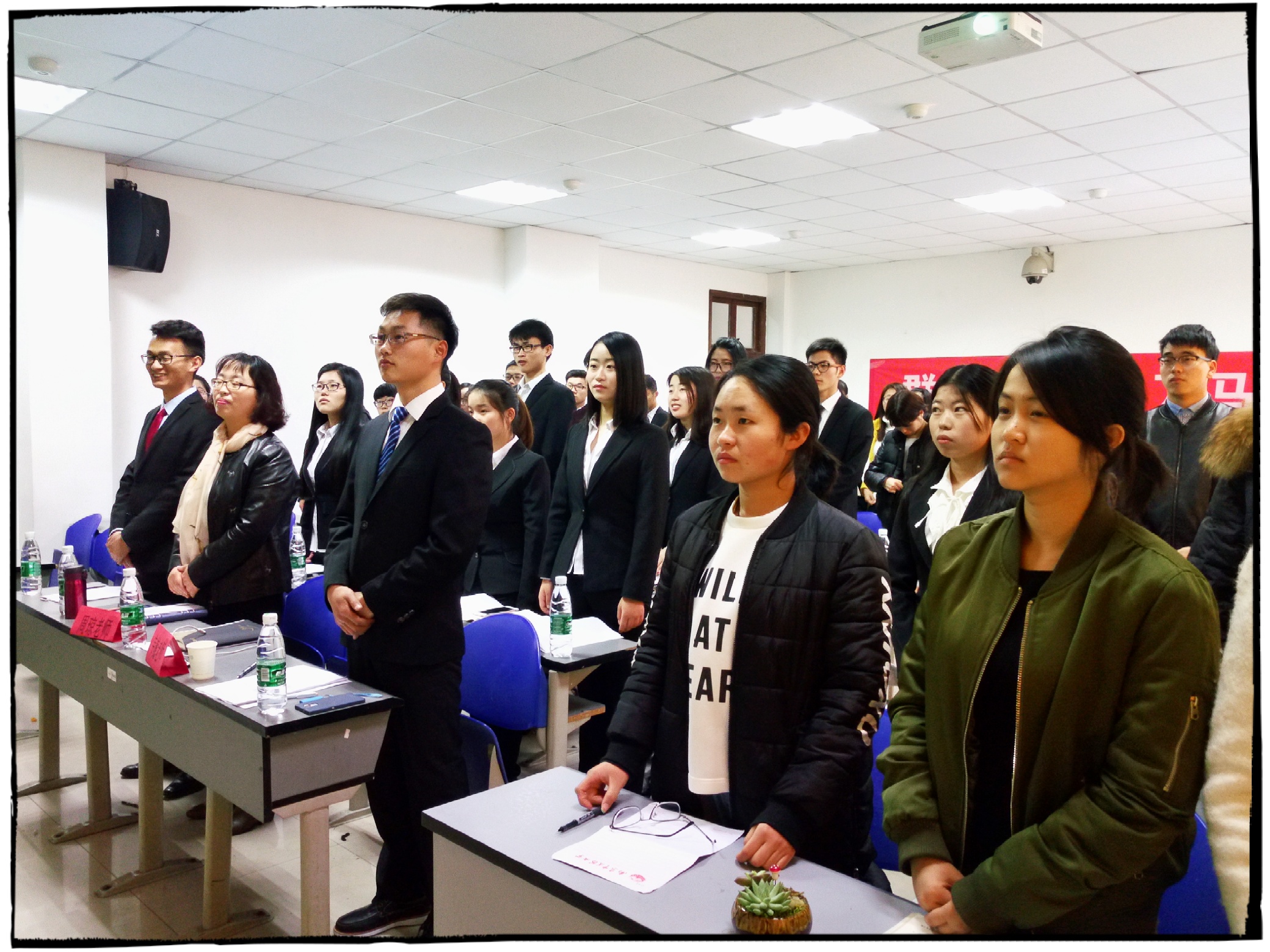 1490410791940032170.jpg 唱社歌.jpg