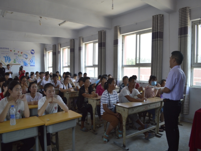 家长会顾校长讲话.jpg